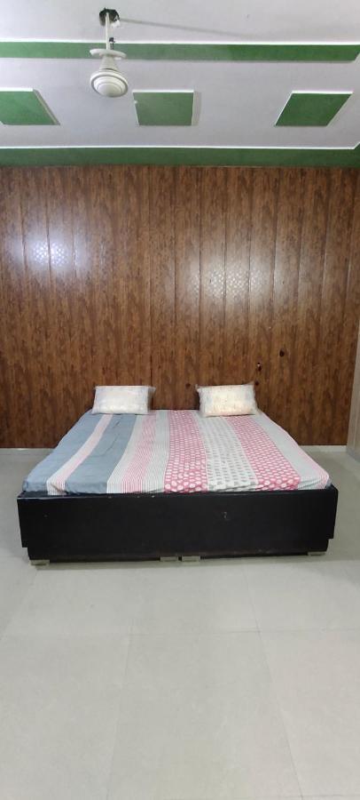 Apartament Radha Madhav Vrindāvan Zewnętrze zdjęcie
