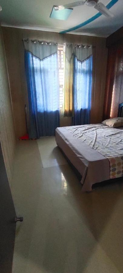 Apartament Radha Madhav Vrindāvan Zewnętrze zdjęcie